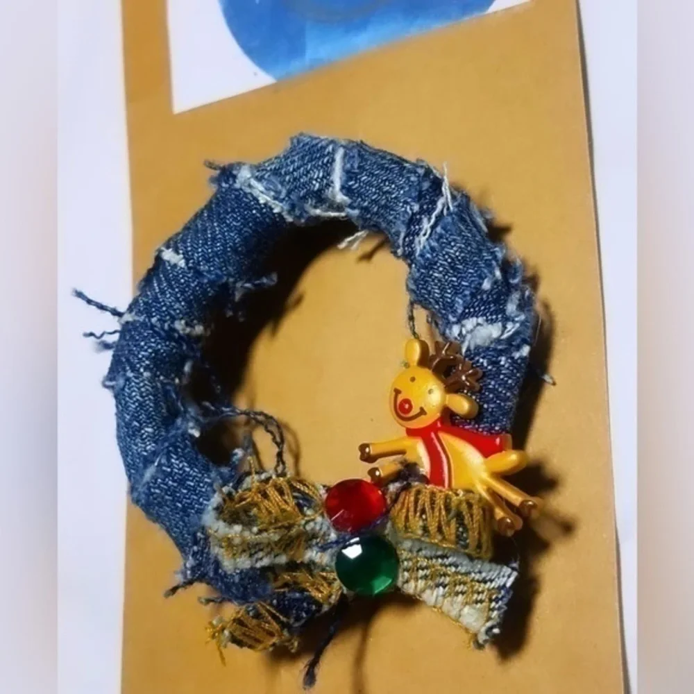Tasty Raw Edge Denim Wreath-N-Reindeer Pin